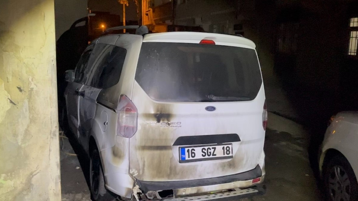 Gece yarısı husumetlisinin aracını kundakladı