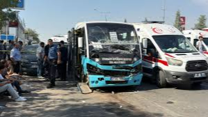 Freni patlayan halk otobüsü durakta bekleyen başka otobüse çarptı: 20 yaralı