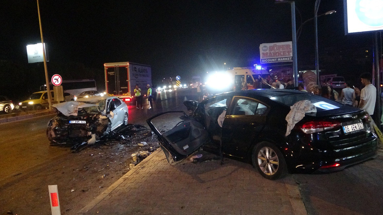 Karayolunu savaş alanına çeviren feci kaza: 2 ölü, 2 yaralı