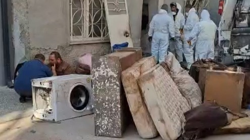 Anne ve 2 engelli oğlu yıllarca bu çöp evde yaşadı