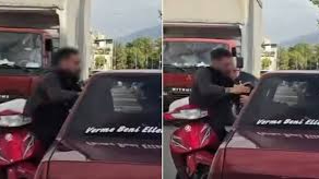 Otomobil sürücüsü dışarıya çıkmayınca motosikletli camdan içeri girmeye çalıştı