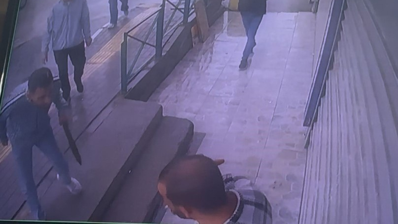 Pompalı tüfekle husumetlisini bacağından vurdu