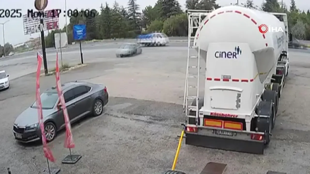 Ankara’da kontrolü kaybeden otomobil tankere çarptı: 3 ölü, 2 yaralı