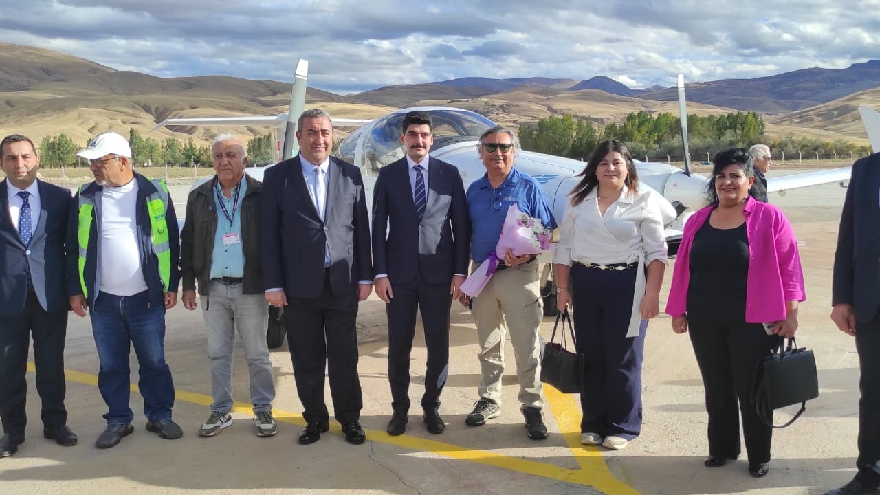 Türkiye’nin ilk ilçe havaalanına 84 yıl sonra uçak indi