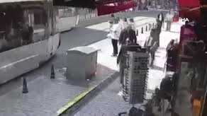 Fatih’te tramvay yayaya çarptı: O anlar güvenlik kamerasına yansıdı