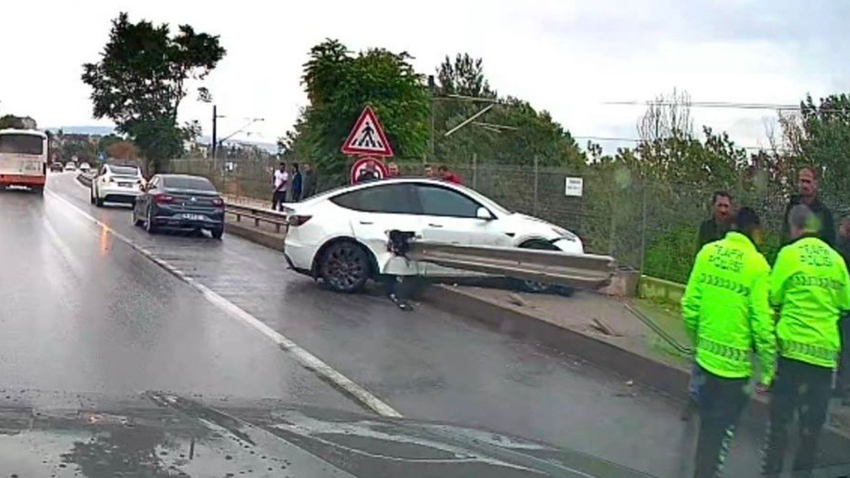 Kontrolden çıkan jip bariyere saplandı