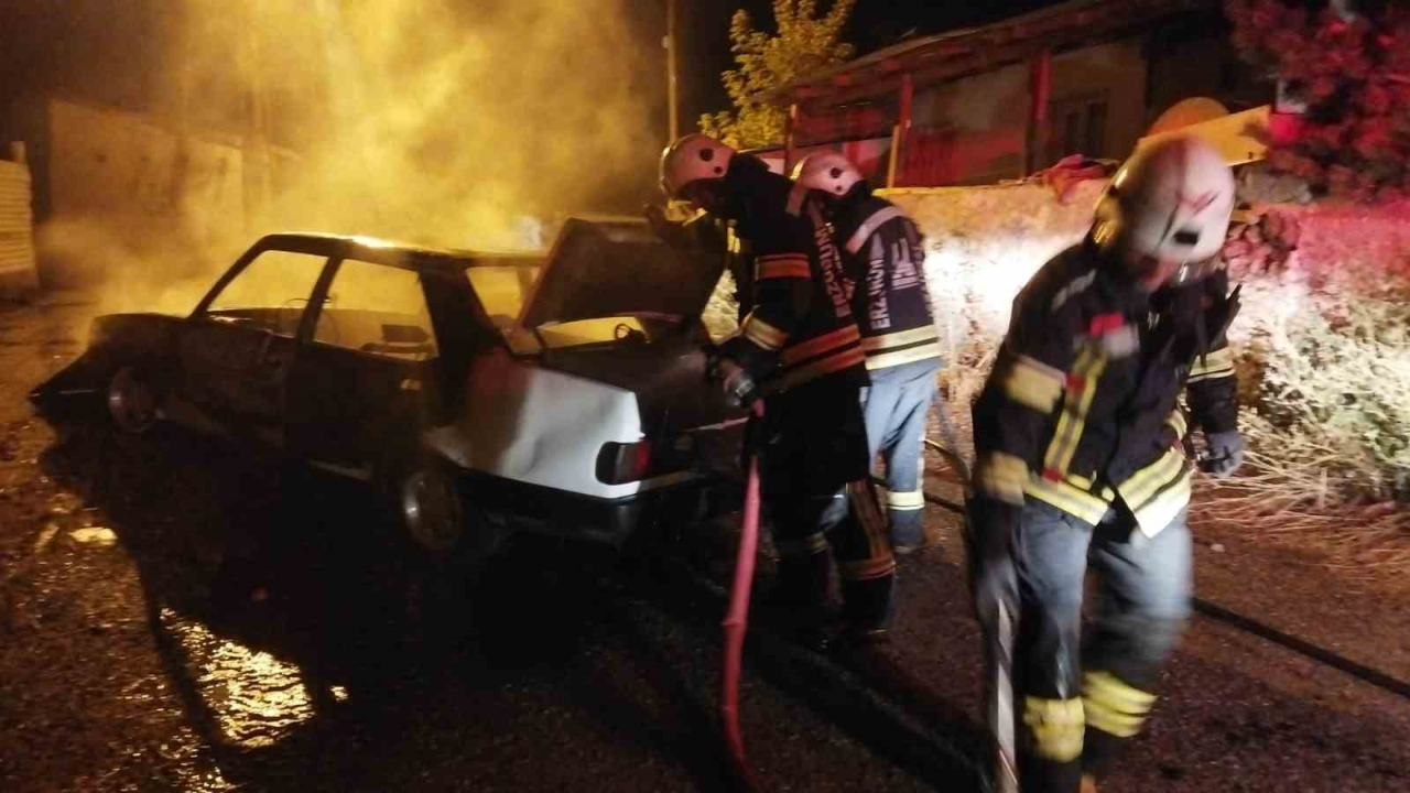 Erzurum’da araç alev topuna döndü