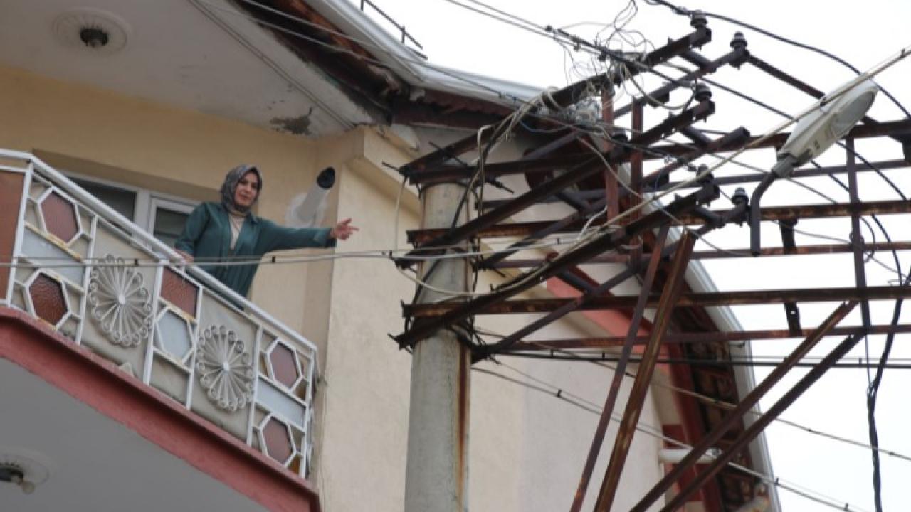 20 yıl önce dikilen elektrik direği, eskimesi nedeniyle yağışlı havalarda kıvılcım ve patlamalara neden oluyor.