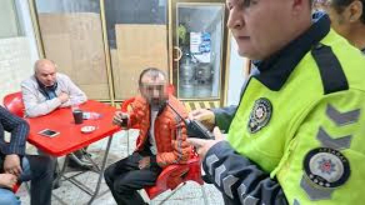 Alkollü halde kaza yaptı, kahveye oturup çay içti