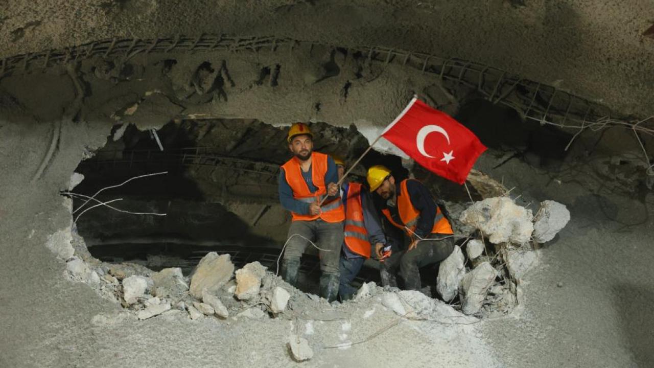 Ankara ile İzmir arasındaki seyahat süresini 3,5 saate düşürecek  Köroğlu Tüneli’nde ışık göründü