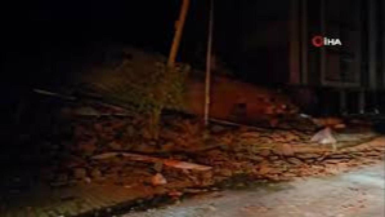 Balıkesir’de depremde bir bina yıkıldı