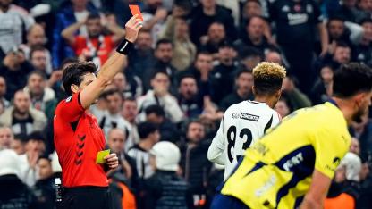 Beşiktaş ile Fenerbahçe arasındaki son 50 derbide 34 kırmızı kart çıktı