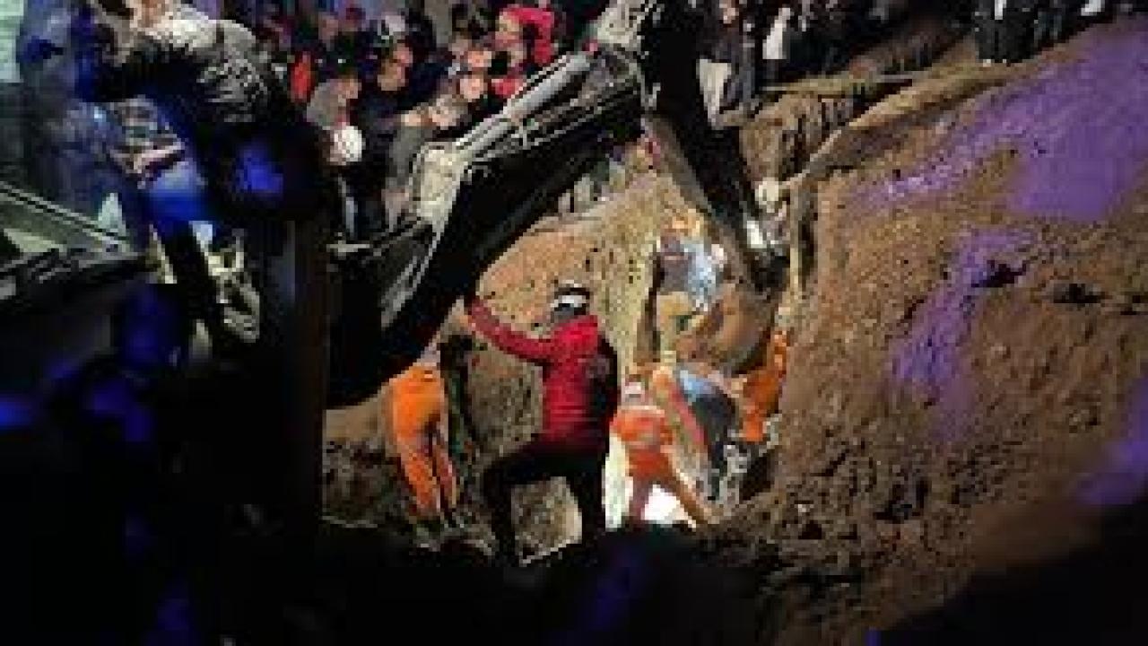 Bursa’da kanalizasyon çukuru kazarken göçük altında kalan 2 kardeş hayatını kaybetti