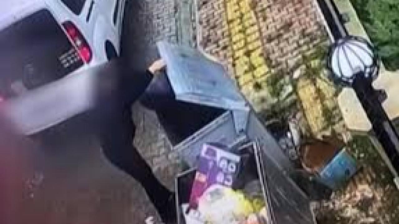 Çöp konteyneri içinde uyuşturucu teslimatı kameraya yansıdı