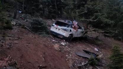 Orman yolunda otomobil uçuruma yuvarlandı: 2 ölü
