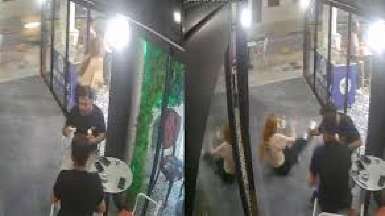 Dikkatsizliğiyle cam kapıya çarpan kadın personelin yere savruldu