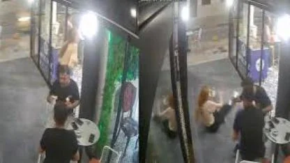 Dikkatsizliğiyle cam kapıya çarpan kadın personel yere savruldu