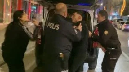 Dükkan basıp polise direnen şahıslar gazetecilere saldırdı