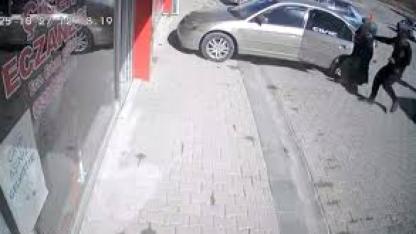 El freni çekilmeyen araç eczaneye girdi