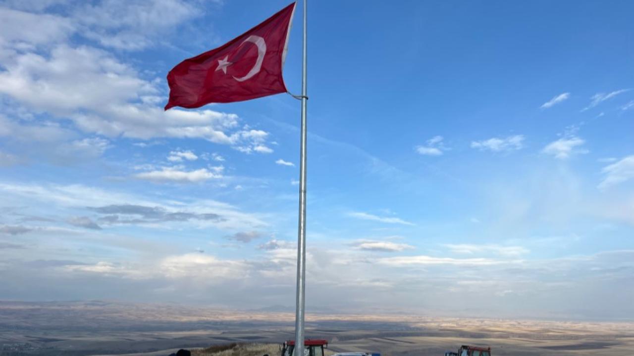 Ermenistan sınırına Türk bayrağı diktiler