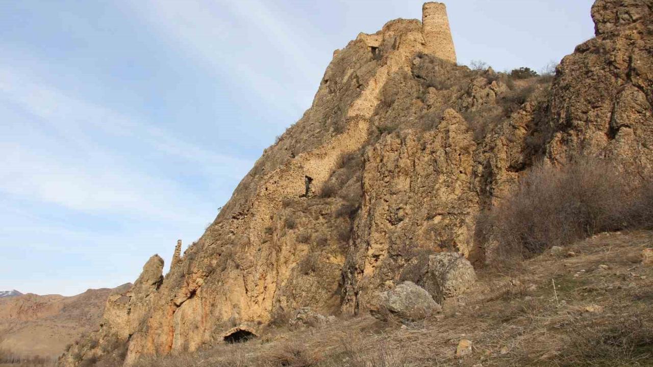 Erzurum’daki tahrip edilen  Kız ve Oğlan Kalesi ilgi bekliyor