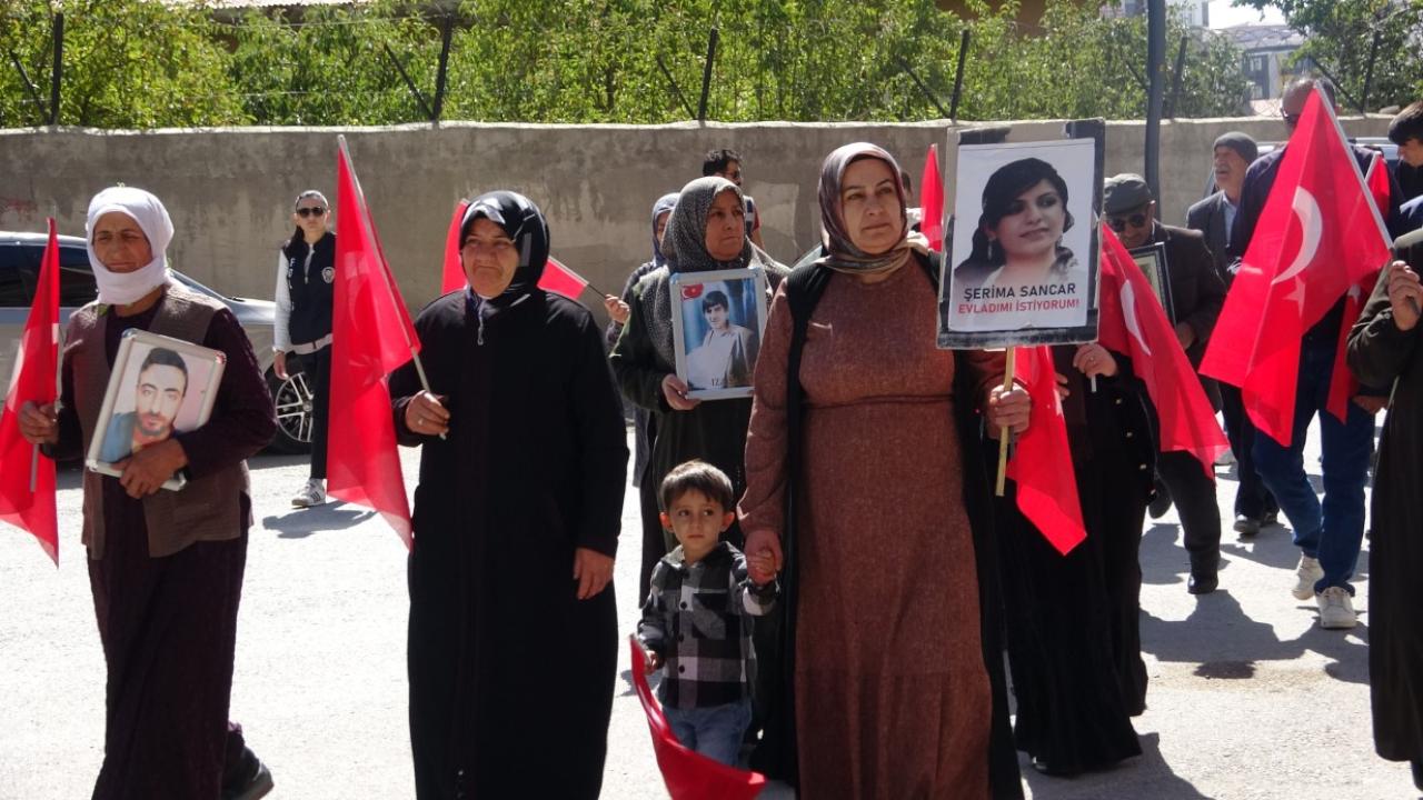 Evlat nöbetindeki annelerin umutlu bekleyişi sürüyor