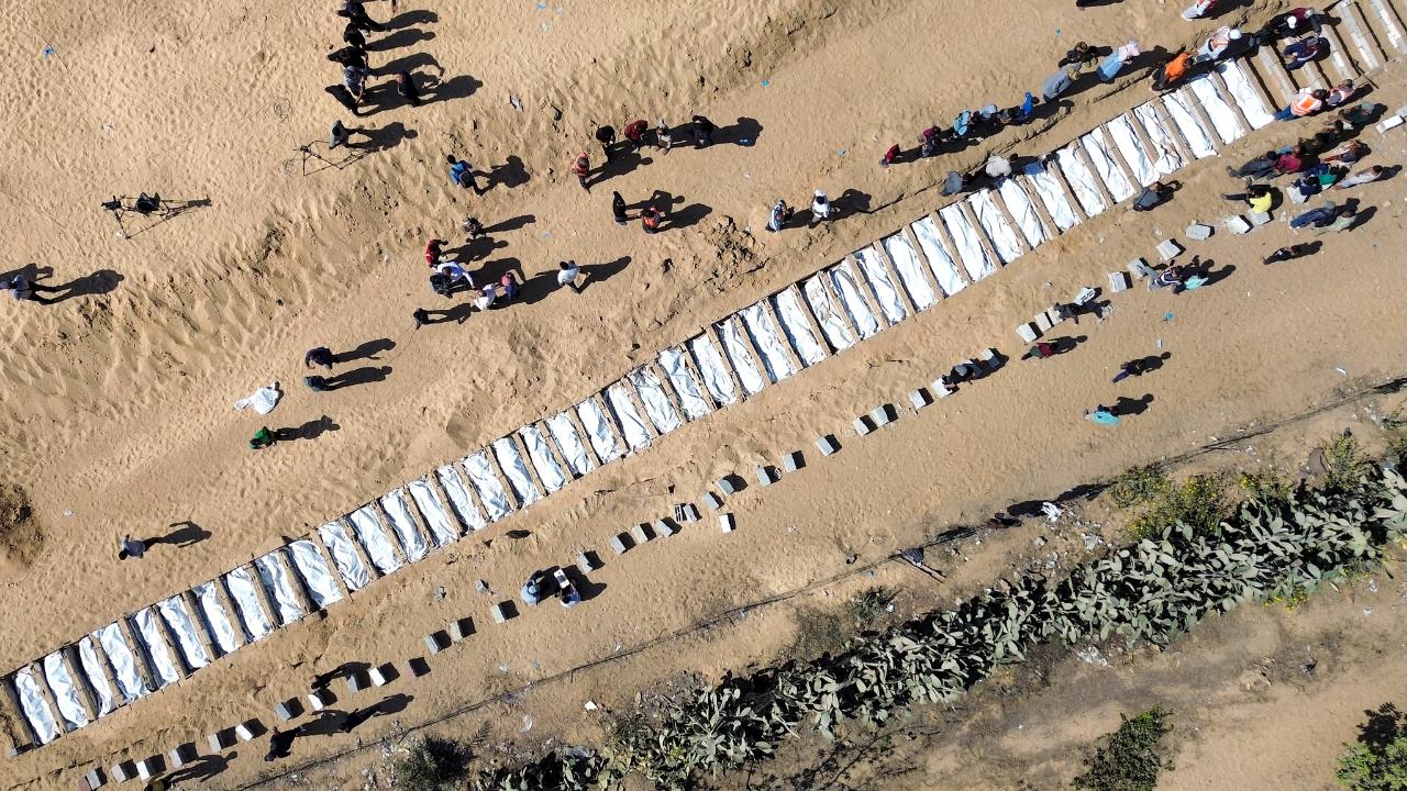 Gazze&#039;de ailelerin teşhis edemediği 54 cenaze toplu mezara defnedildi