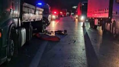 Genç tır şoförü lastik değiştirirken başka bir tırın altında kaldı