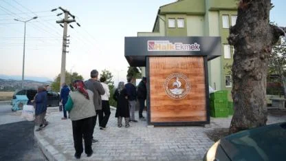 Halk Ekmek’in içerisinden  fare dışkısı ve un kurdu çıktı