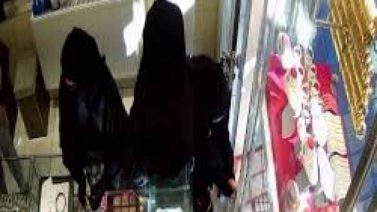 İkisi oyaladı, biri vitrindeki milyonluk altın yüzükleri çaldı