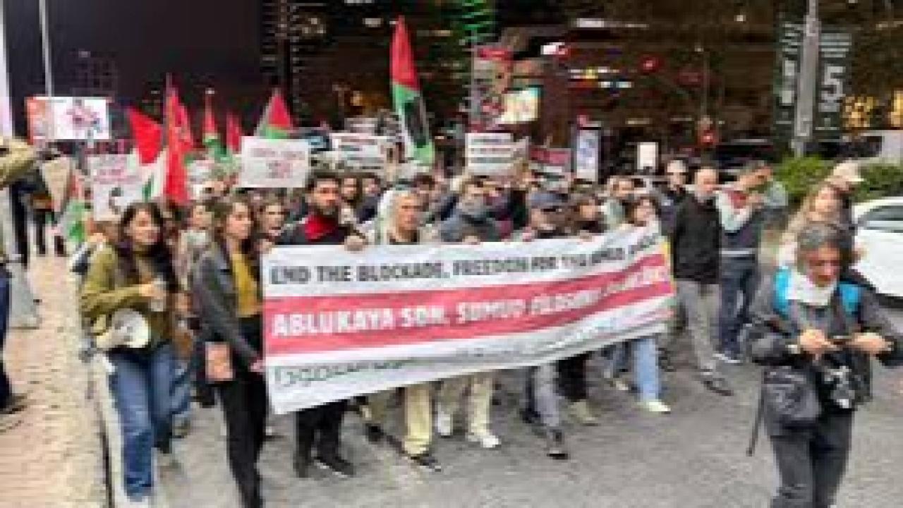 İsrail’in Sumud Filosu’na saldırısı İsrail Başkonsolosluğu önünde protesto edildi
