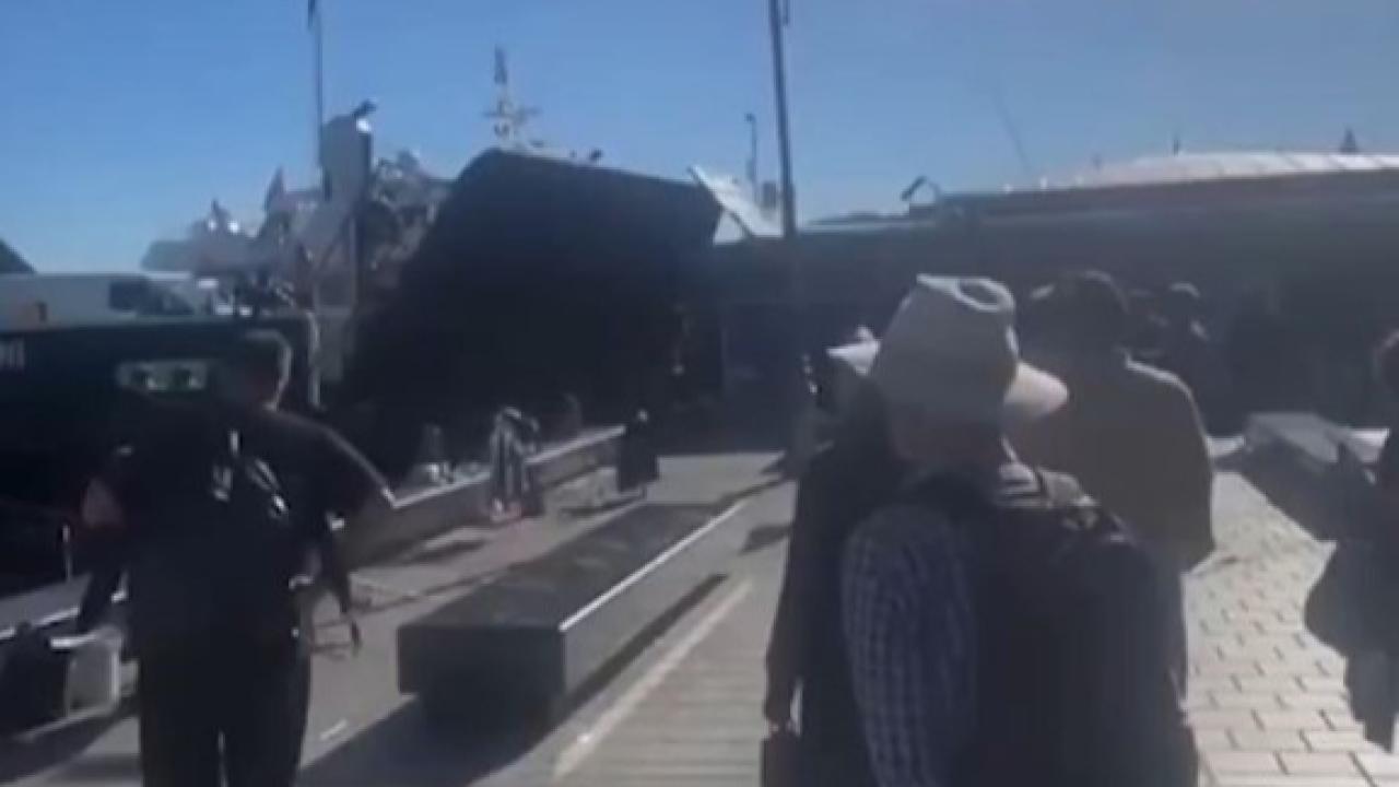 İstanbul’da arabalı vapur iskeleye çarptı, kaza anı kameraya yansıdı