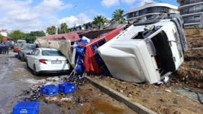 İzmir’de kontrolden çıkan tırın 2 aracı ezdiği anlar kamerada