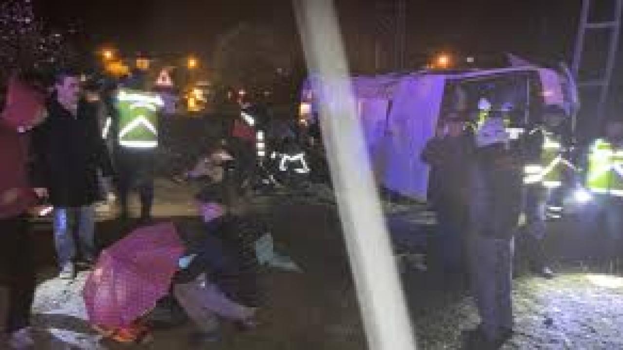 Kastamonu’da tur midibüsü devrildi: Çok sayıda yaralı var