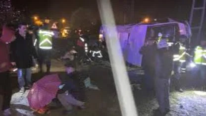 Kastamonu’da tur midibüsü devrildi: Çok sayıda yaralı var