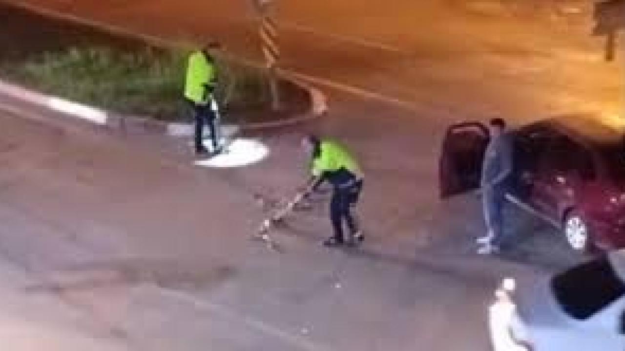 Kaza sonrası trafik polisi yolu süpürgeyle temizledi