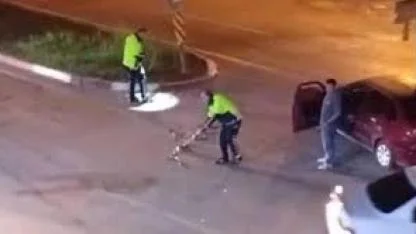 Kaza sonrası trafik polisi yolu süpürgeyle temizledi