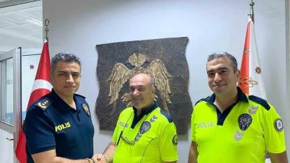 Kaza sonrası yolu süpüren trafik polislerine Emniyet Müdürü’nden teşekkür