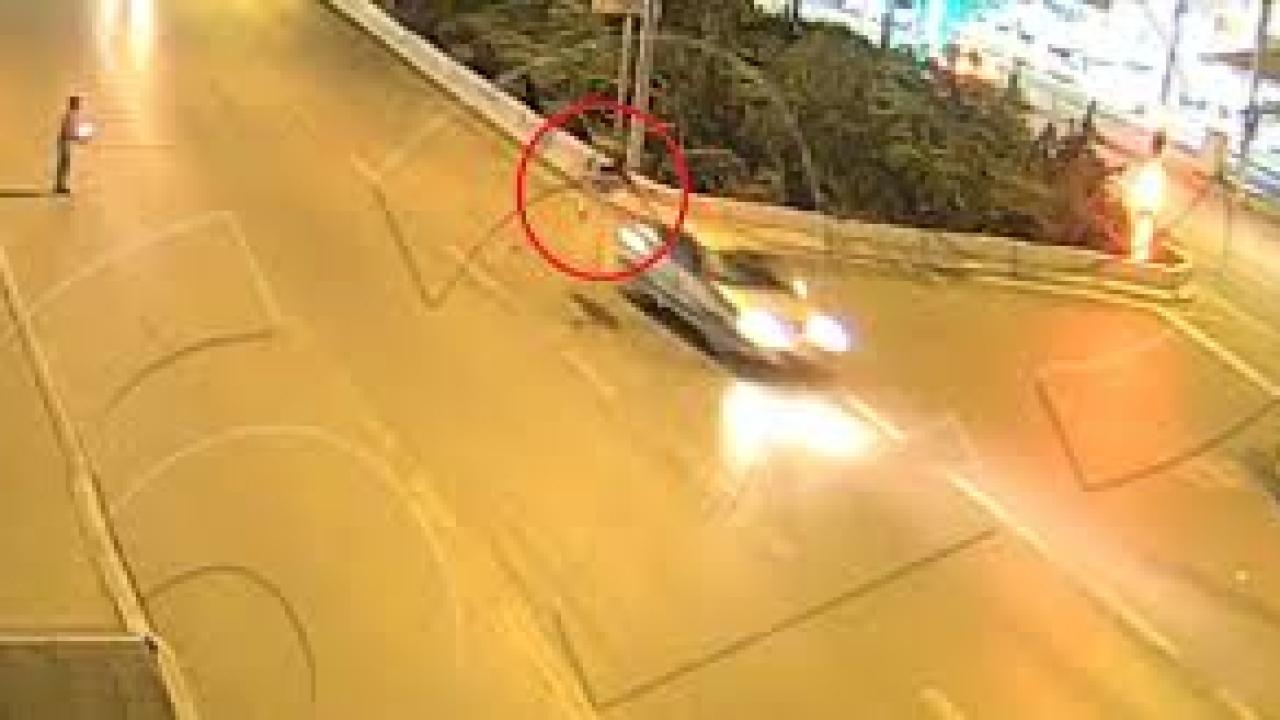 Koşarak karşıya geçerken otomobilin çarptığı şahıs havaya savrularak ağır yaralandı