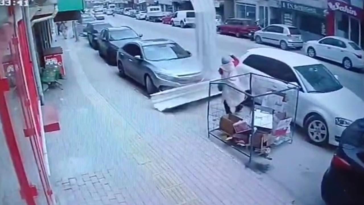 Lodosta üzerine uçan çatıdan son bir hamle ile kurtulan kadın facianın eşiğinden döndü