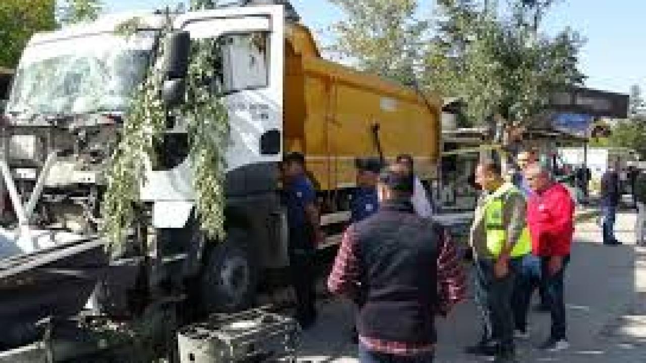 Malatya’da kontrolden çıkan hafriyat kamyonu iş yerlerine daldı