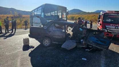 Mersin’de tarım işçilerini taşıyan midibüs otomobille çarpıştı