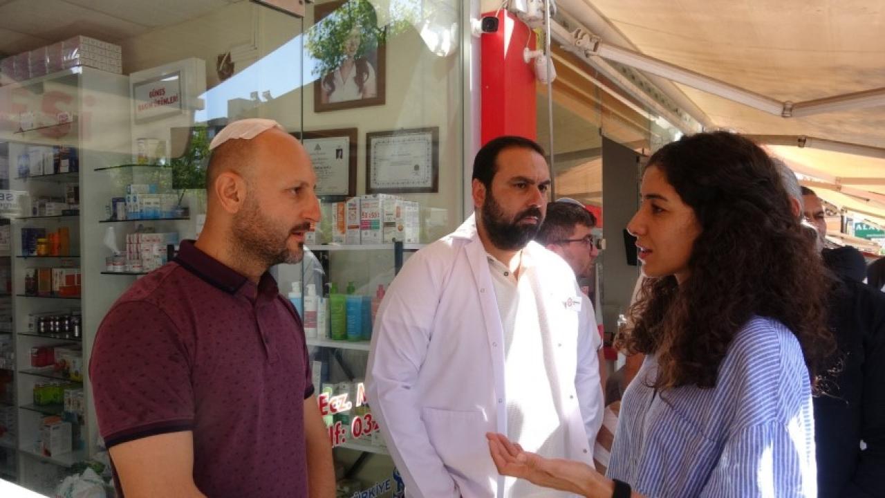 Muadil ilaç verdiği için eczacı kalfasının kafasını sopayla yaran saldırgan, cebinden çıkardığı bıçakla üzerine saldırdı