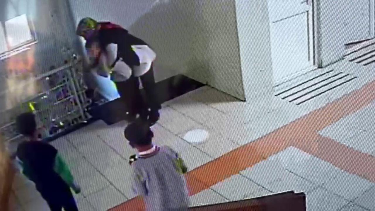Nefes borusuna yiyecek kaçan öğrenci, öğretmenin müdahalesiyle kurtuldu