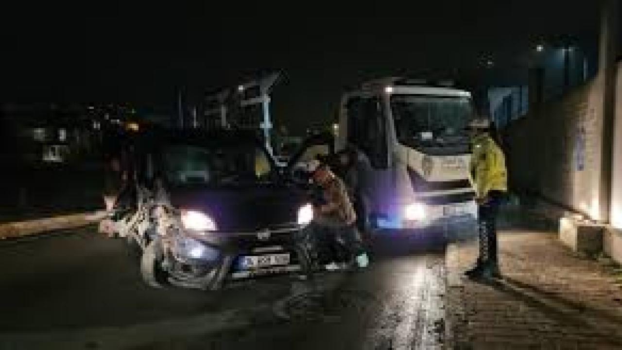 Park halindeki tıra çarpan sürücü, ağır hasar alan aracını bırakıp kaçtı