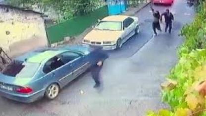 Rastgele ateş açıp bir genci kaçırdılar