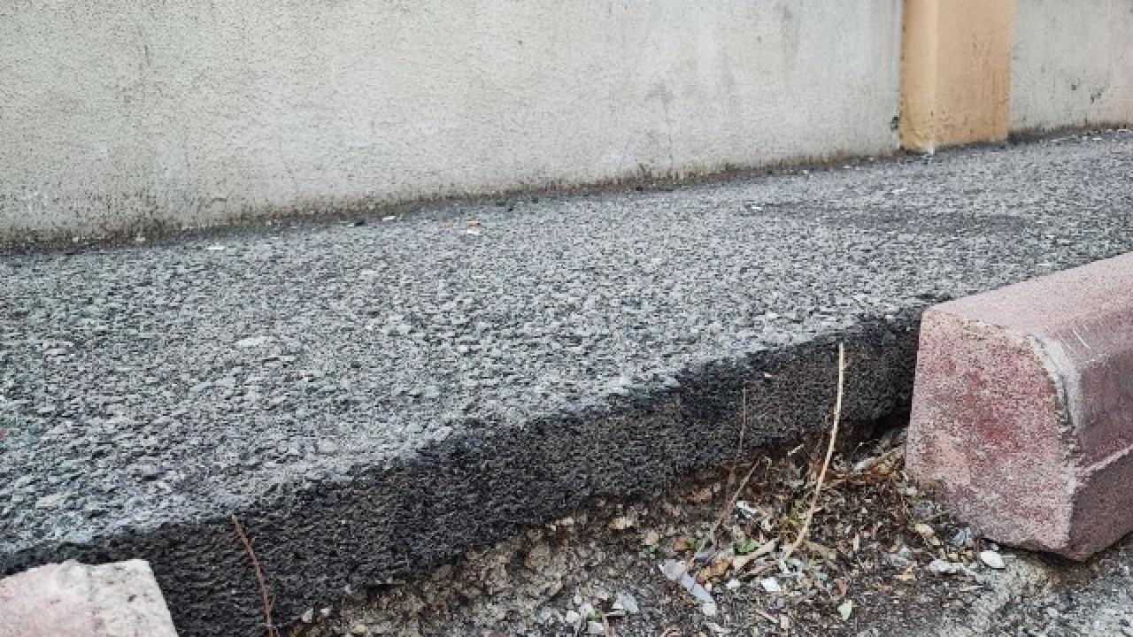 Seyhan Belediyesi parke taşı bulamayınca kaldırımı asfaltladı