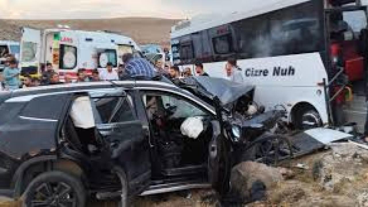 Şırnak’ta yolcu otobüsü ile otomobil çarpıştı: 1’i ağır 8 yaralı