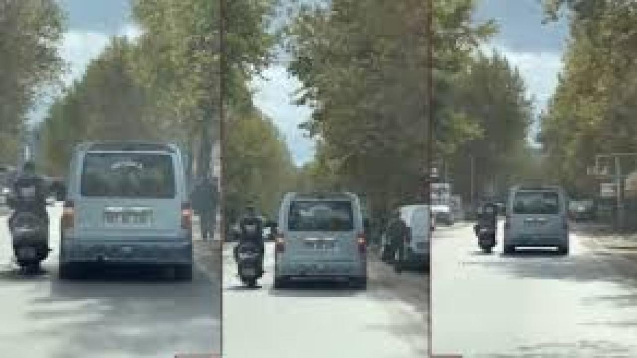Sohbet etmek için seyir halindeki araca yaslandı