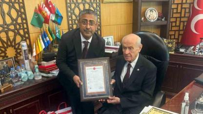 Teşkilat binasının tapusunu Genel Başkan Devlet Bahçeli’ye takdim ettiler